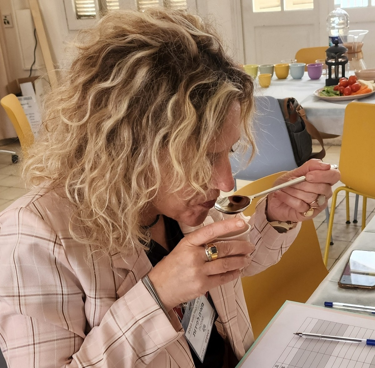 מאיה לפידות טועמת קפה ושופטת בתחרות הקפה הטוב 2022. צילום: ישראל פרקר