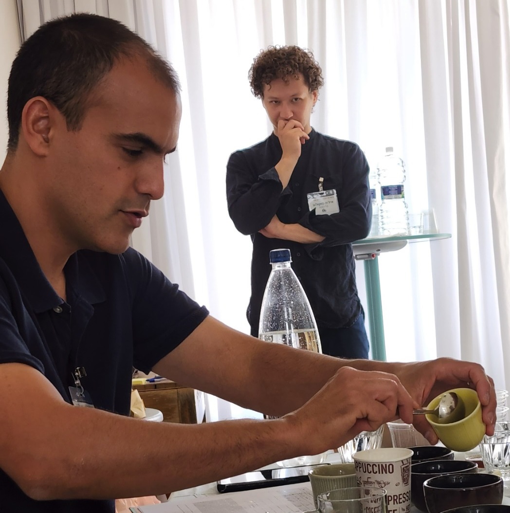 אורי קטן טועם קפה ושופט בתחרות הקפה הטוב 2022. צילום: ישראל פרקר