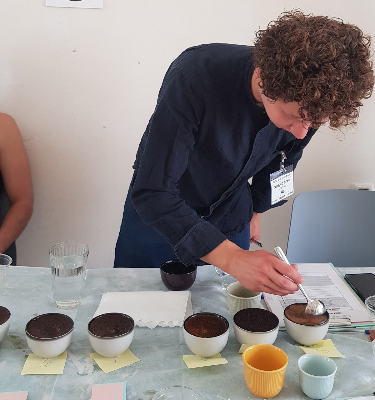 בריסטה איליה סוקולוב מכין קפה לטעימות קאפינג בתחרות הקפה הטוב 2022