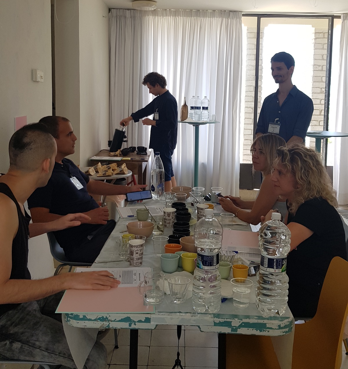 צוות השיפוט בהפסקה בתחרות הקפה הטוב 2022