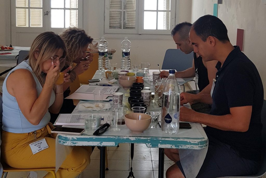 צוות השיפוט טועם קפה בתחרות הקפה הטוב 2022