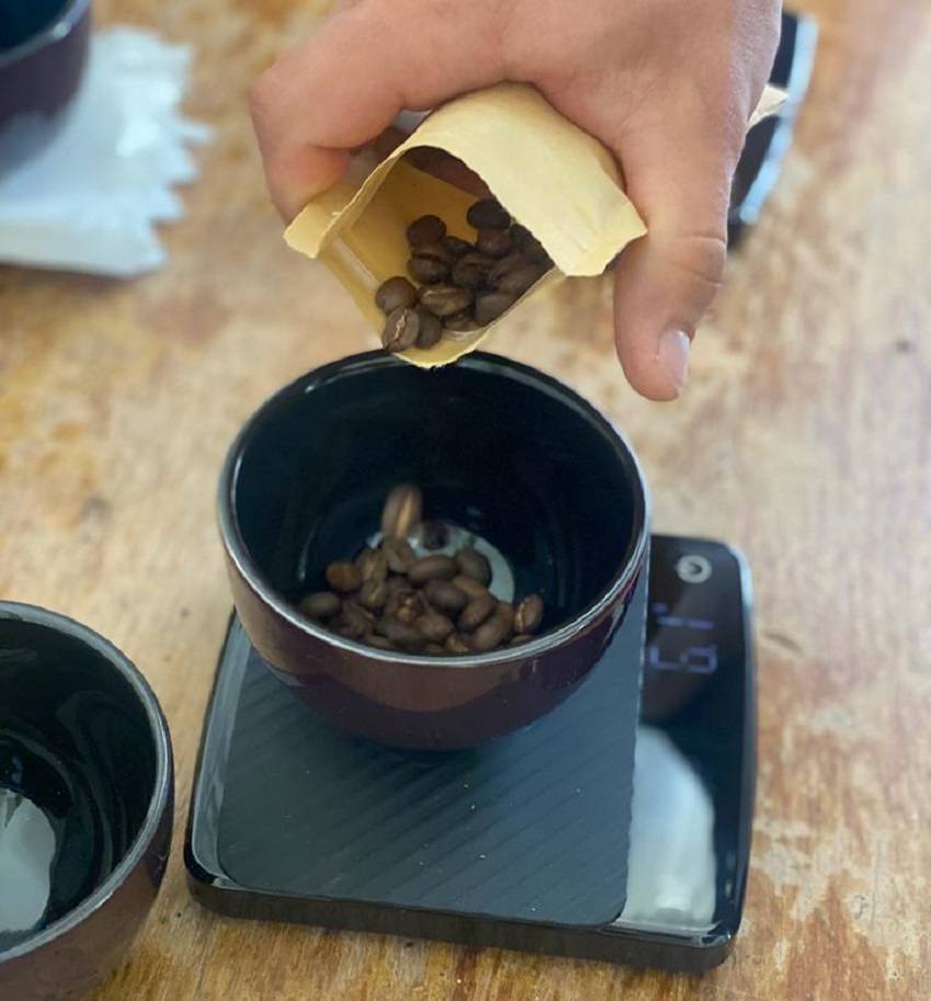 בריסטה שוקל את פולי הקפה בתחרות הקפה הטוב 2022. צילום: מאיה לפידות