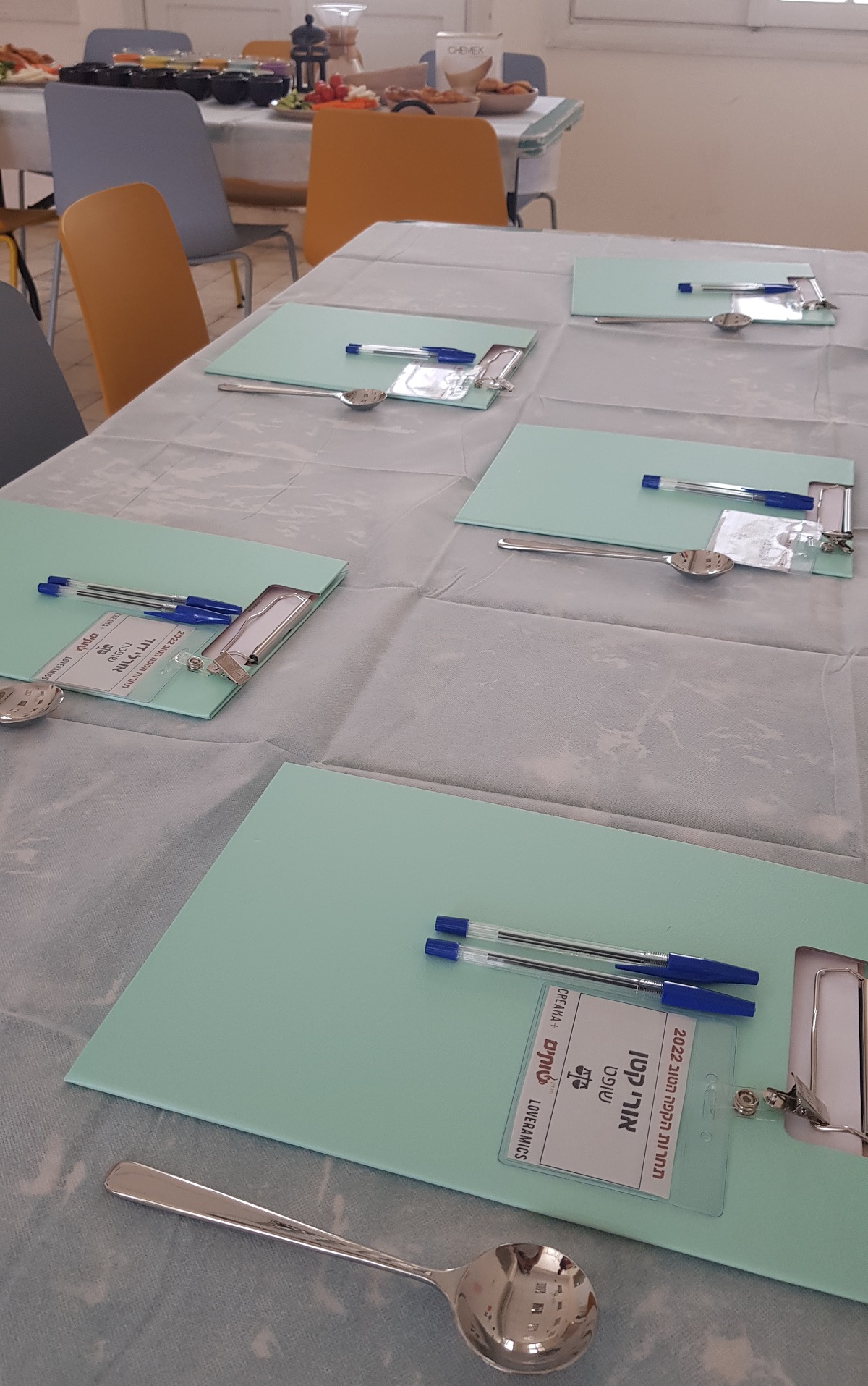 שולחן הטעימות של צוות השיפוט בתחרות הקפה הטוב 2022