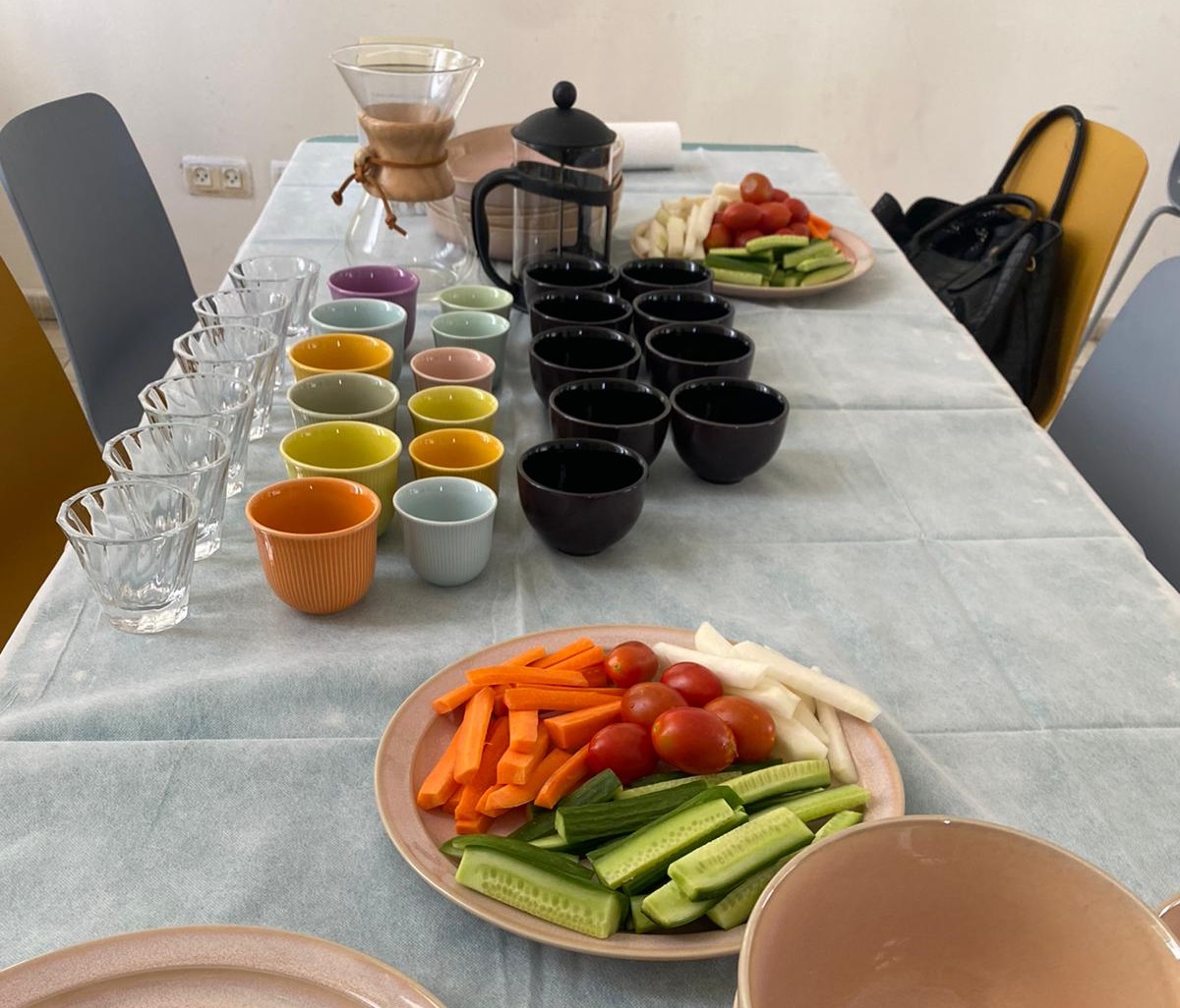 שולחן כיבוד וכוסות לוברמיקס בתחרות הקפה הטוב 2022 בתל אביב. צילום: אורלי דוד