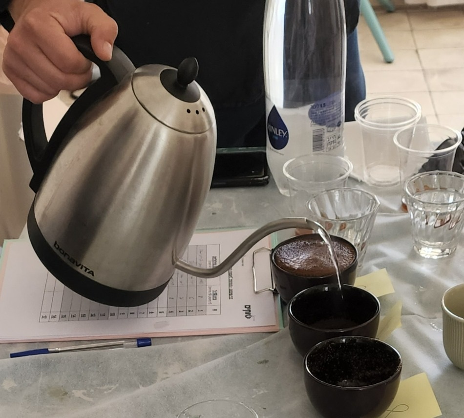 בריסטה מוזג מים על הקפה הטחון בכוס קאפינג של לוברמיקס. צילום: ישראל פרקר