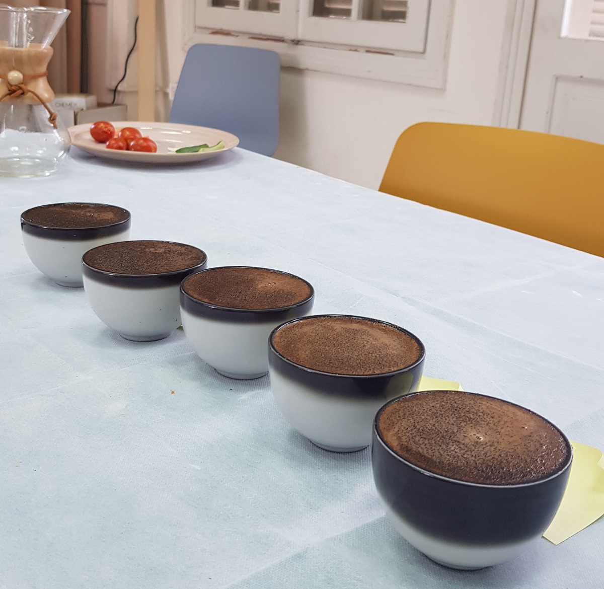 מחכים 4 דקות בתהליך טעימות קפה קאפינג בתחרות הקפה הטוב 2022