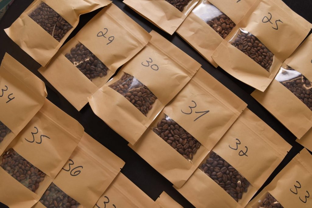 שקיות אנונימיות עם פולי קפה בתחרות "הקפה הטוב 2023" של מגזין שותים. צילום: יעקב בלומנטל