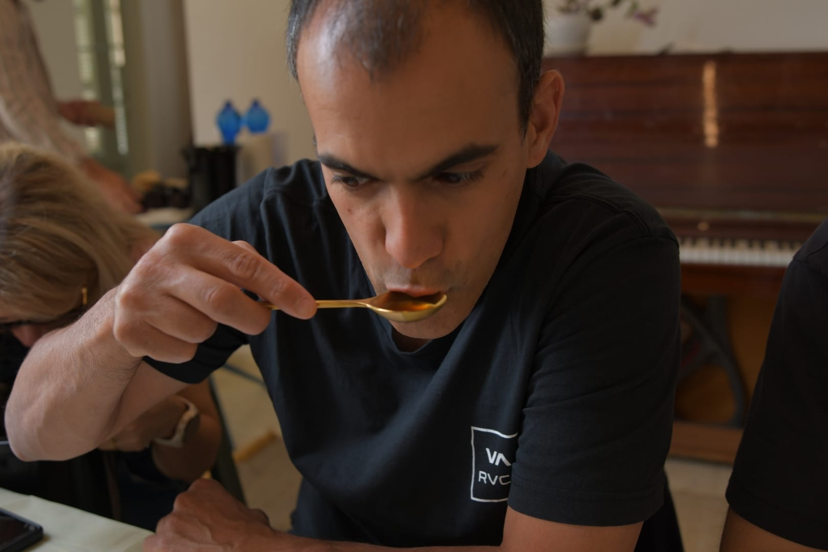 השופט אורי קטן טועם קפה בכף קאפינג בתחרות הקפה הטוב 2023. צילום: יעקב בלומנטל
