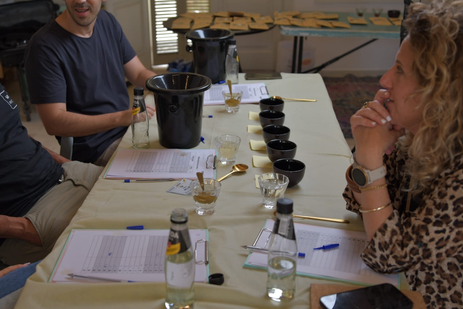 הבלוגרית מאיה לפידות בשולחן השיפוט של תחרות הקפה הטוב 2023 של מגזין שותים. צילום: יעקב בלומנטל