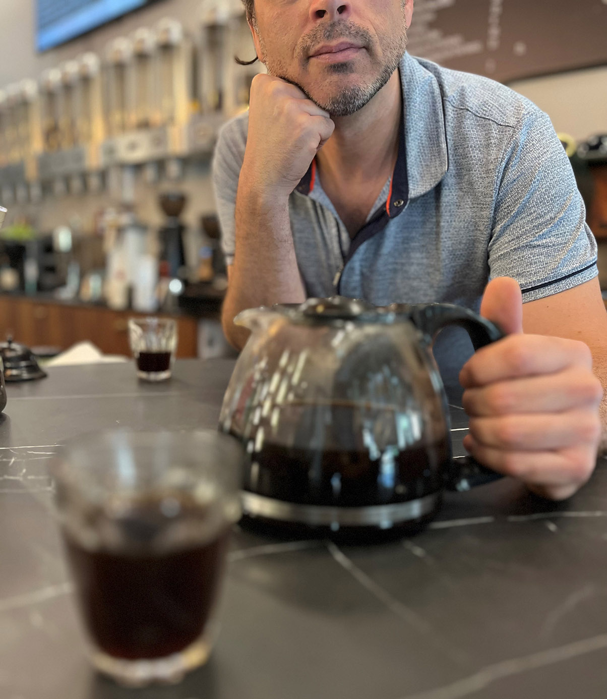 בריסטה בחנות Coffee Brands באבן גבירול בתל אביב. צילום: דיקלה דנינו