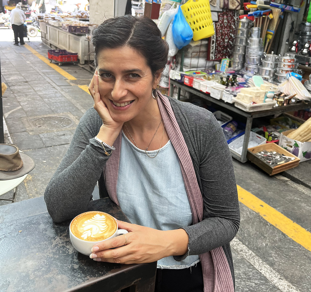 דיקלה דנינו בשוק קפה במחנה יהודה בירושלים