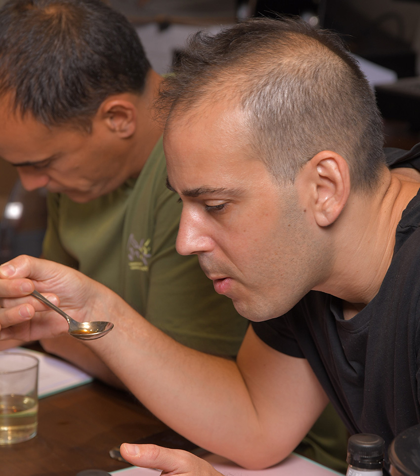 את הקפה שואבים מהכף עם הרבה אוויר. צילום: יעקב בלומנטל