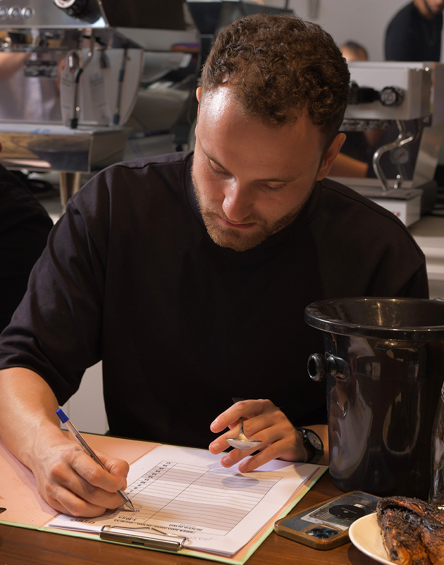 מחלקים ציונים, רק אחרי שטעמו את כל הכוסות שלפניהם על השולחן. טועמים שוב ושוב כמה שצריך עד שמחליטים על ציון. צילום: יעקב בלומנטל