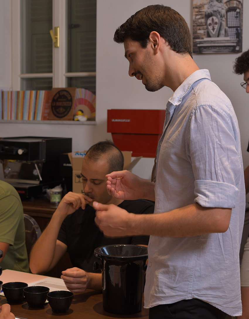 עורך מגזין שותים, הוד אסולין, מסביר לשופטים את ההנחיות לשיפוט בתחרות הקפה הטוב 2024. צילום: יעקב בלומנטל