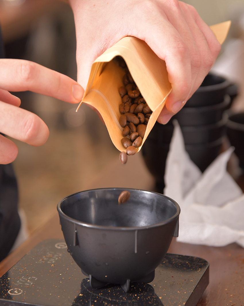 הבריסטה שוקל פולים לקאפינג. צילום: יעקב בלומנטל