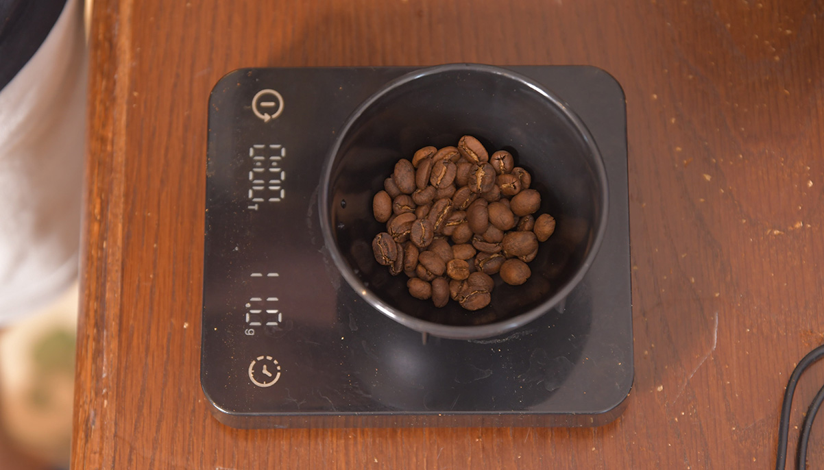 שוקלים בדיוק 11 גרם פולים, כדי לשמור על יחס של 0.055 גרם קפה לכל 1 מ"ל מים בכוס של 200 מ"ל. צילום: יעקב בלומנטל