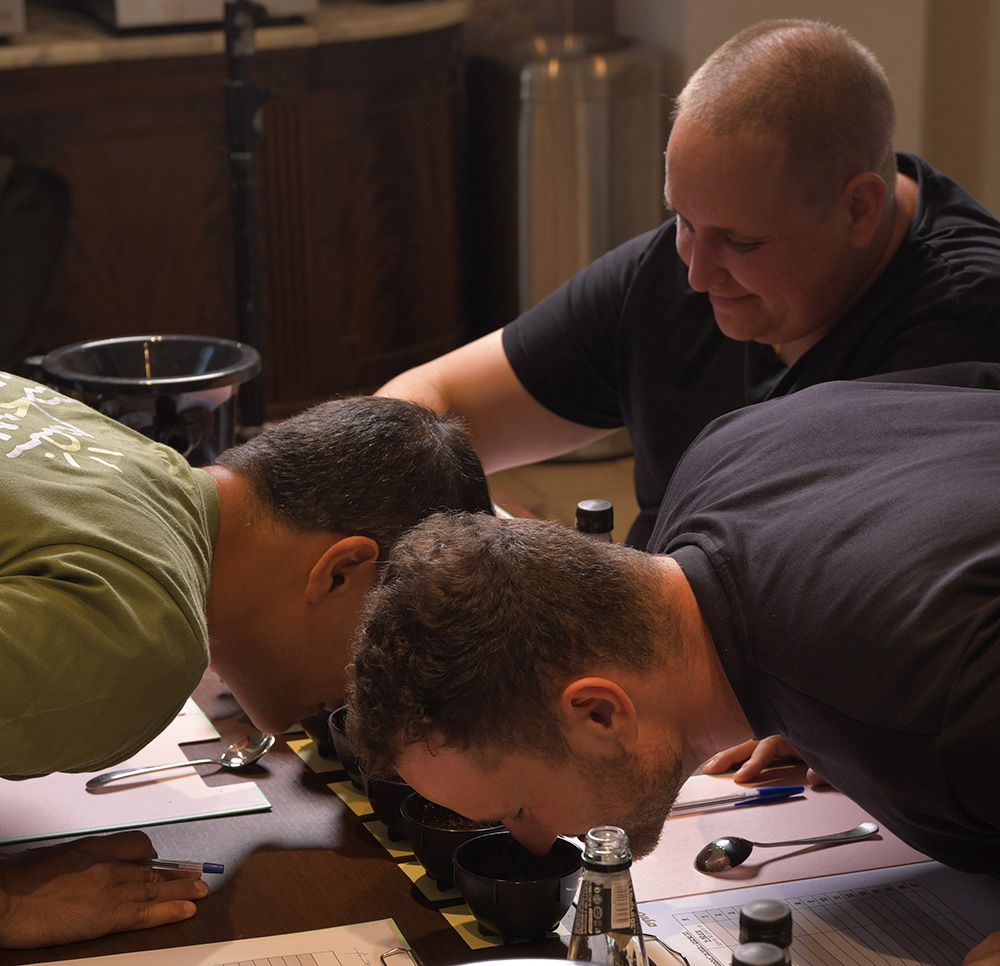 השופטים בתחרות הקפה הטוב 2024 מרחרחים את הקפה הטחון. צילום: יעקב בלומנטל