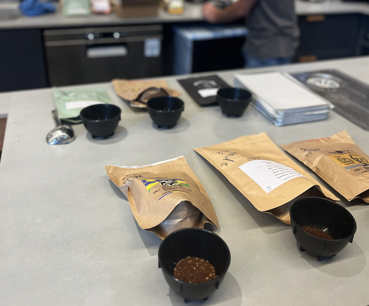 טועמים כמה מהזוכים בתואר "הקפה הטוב" לשנת 2024 באירוע קאפינג מיוחד ב-D298. צילום: דיקלה דנינו