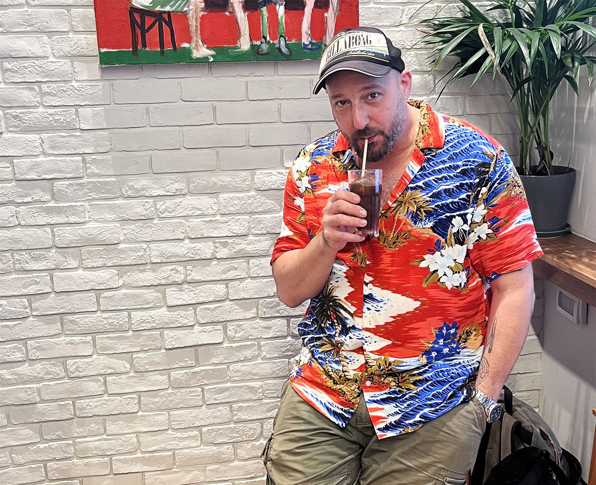 איתי שקד מקפה בשוק. צילום: דיקלה דנינו