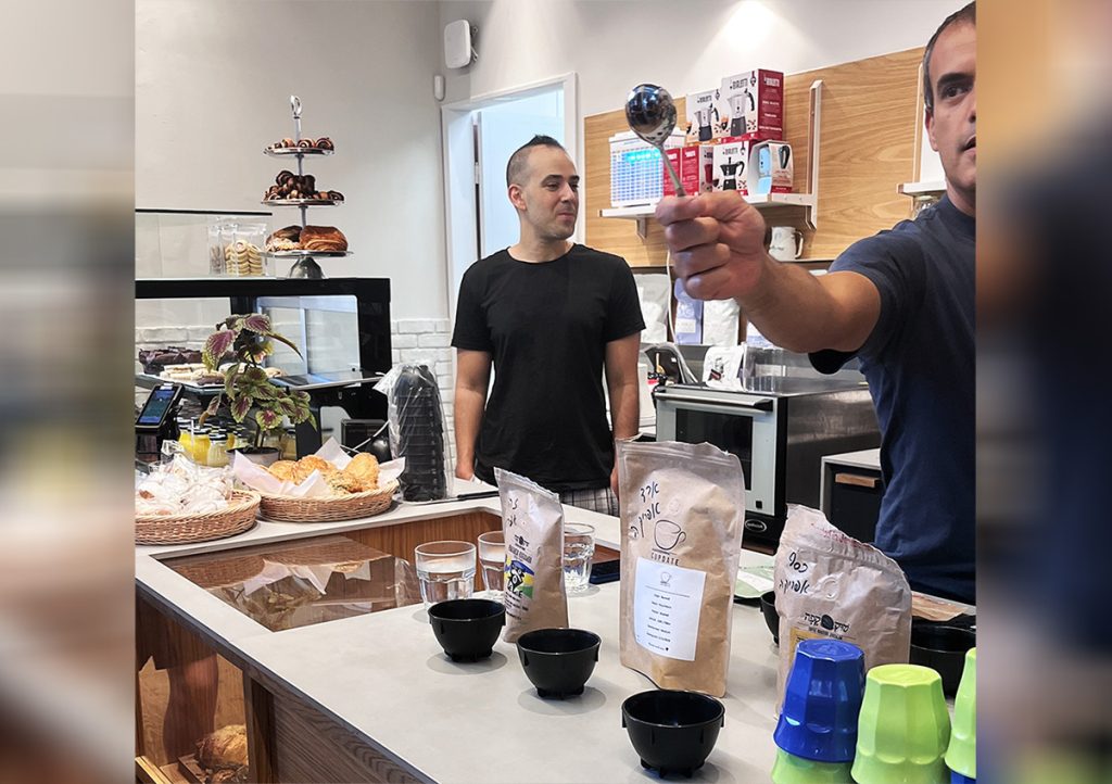 אורי קטן ואור שיפר באירוע טעימות קפה של זוכי תחרות הקפה הטוב 2024. צילום: דיקלה דנינו