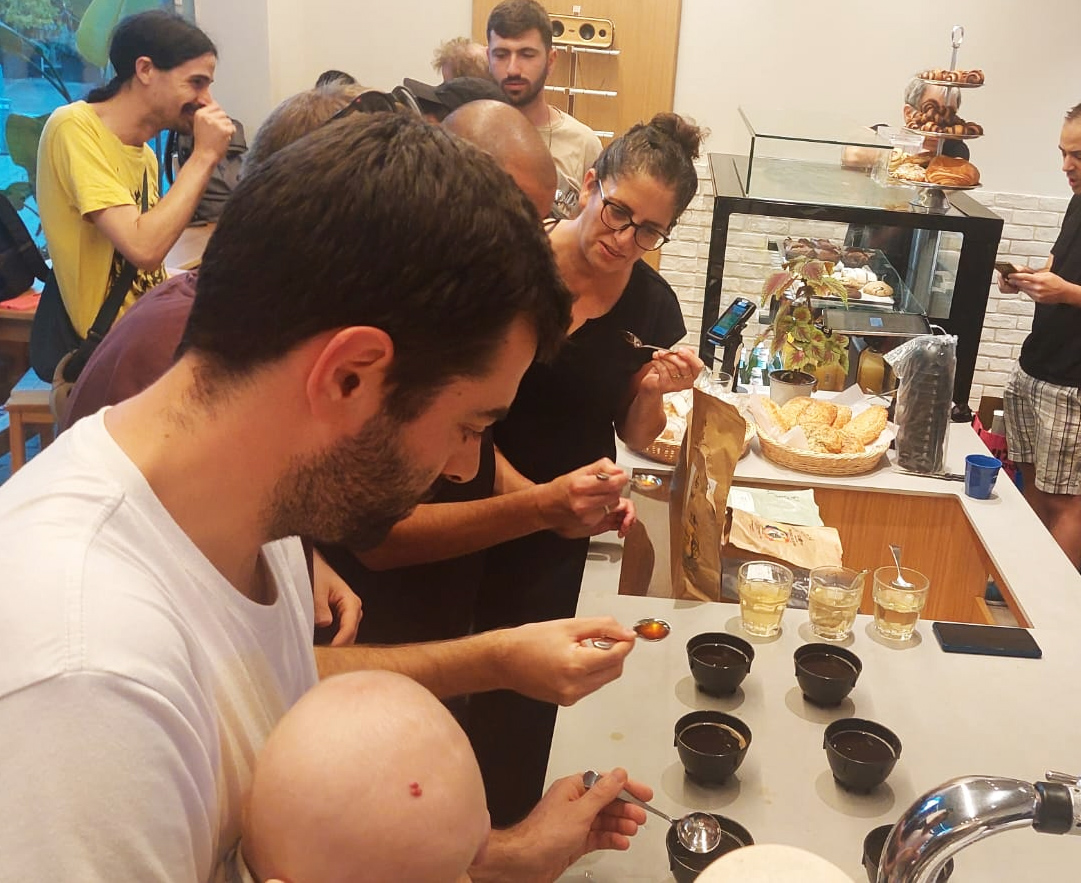 טועמים קפה באירוע הקאפינג של זוכי תחרות "הקפה הטוב 2024". צילום: איתי שקד