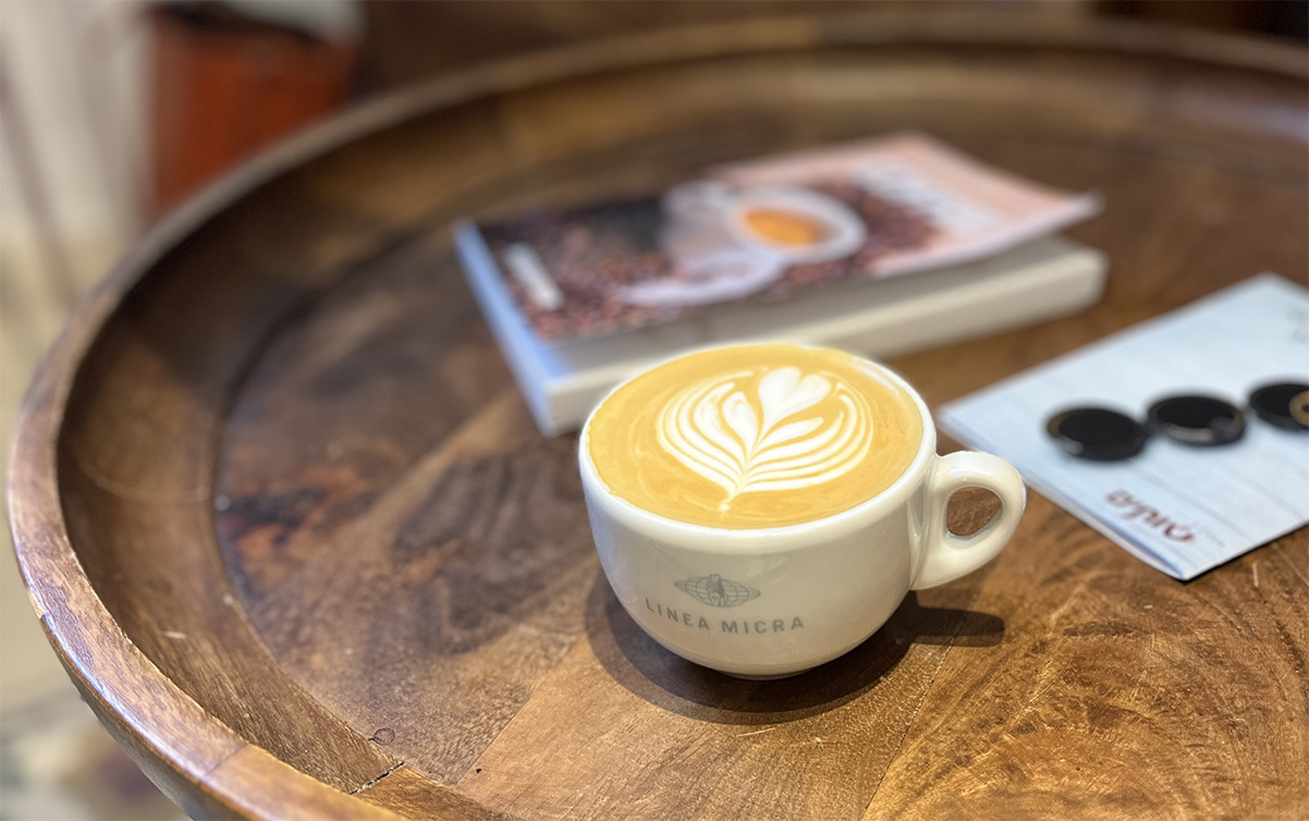 כוס קפוצ'ינו שהכין הבריסטה והשופט יובל ניימן. צילום: דיקלה דנינו