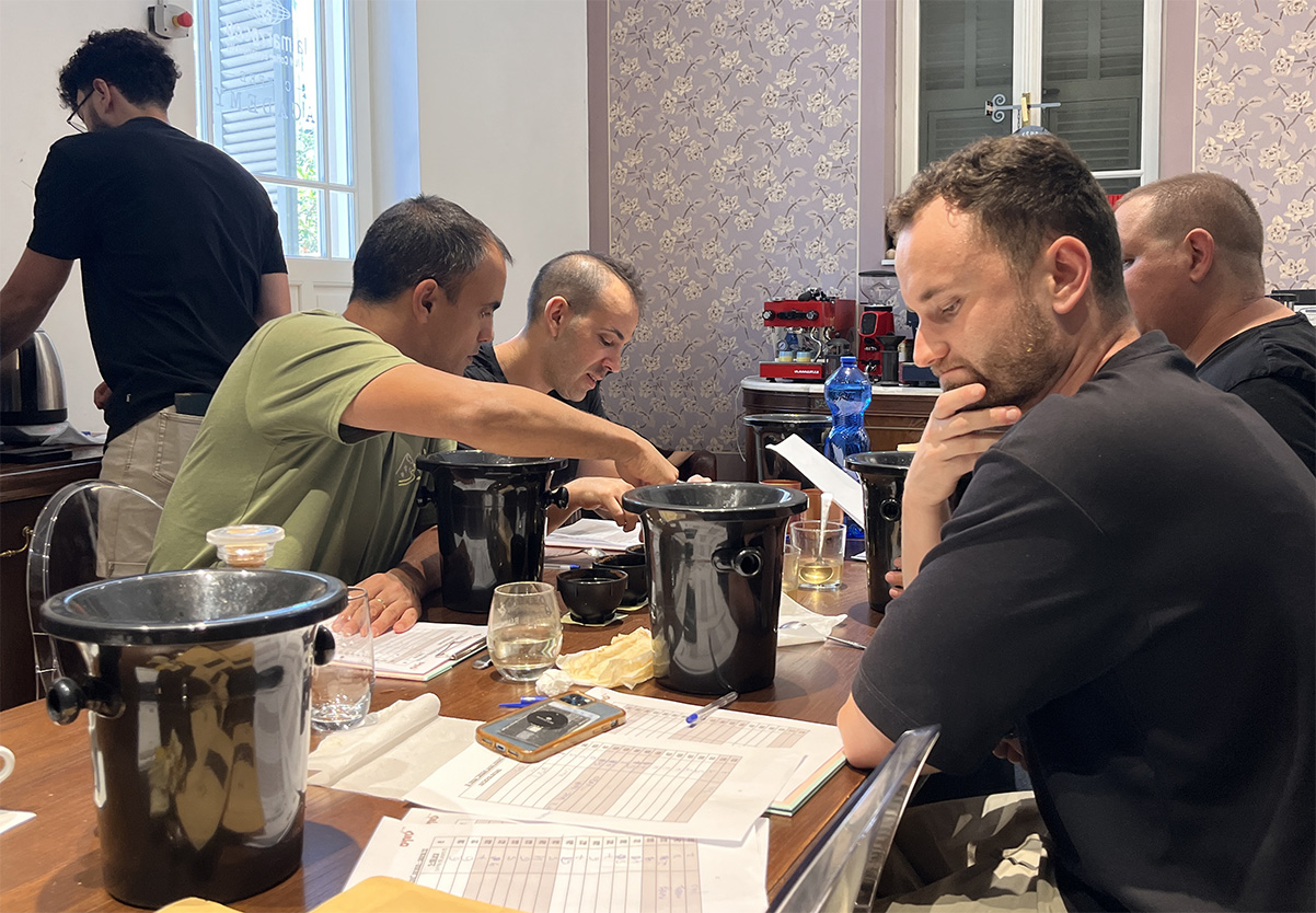 אחרי שחילקו ציונים, השופטים בתחרות "הקפה הטוב בישראל" דנים בקפה שטעמו. צילום: דיקלה דנינו