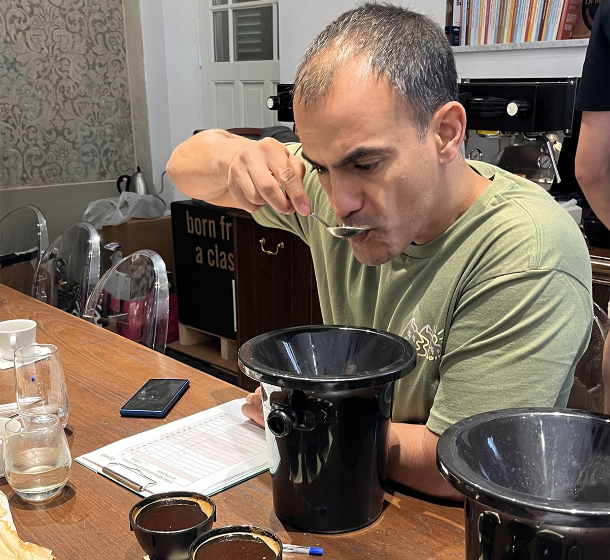 השופט אורי קטן טועם קפה כשופט בתחרות "הקפה הטוב 2024". צילום: דיקלה דנינו