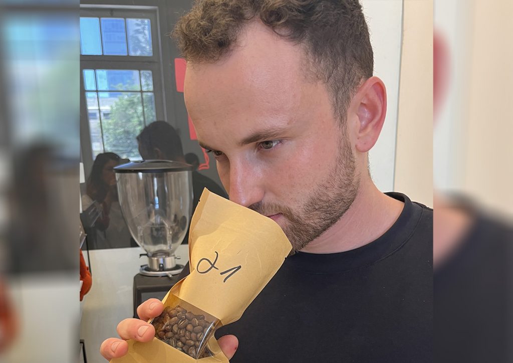 יובל ניימן שופט בתחרות "הקפה הטוב 2024" של מגזין שותים. צילום: דיקלה דנינו