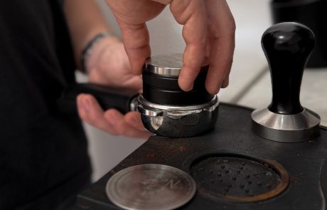 להוציא אספרסו כמו שצריך: 5 טיפים חשובים לבריסטה הביתי המתחיל