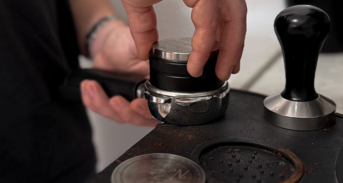 להוציא אספרסו כמו שצריך: 5 טיפים חשובים לבריסטה הביתי המתחיל