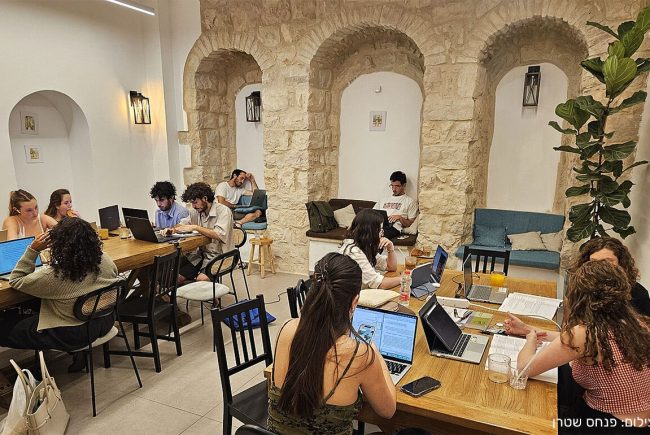 קפה בסמטה הירושלמי כבר לא ייפתח בשבתות, בעקבות המחאות