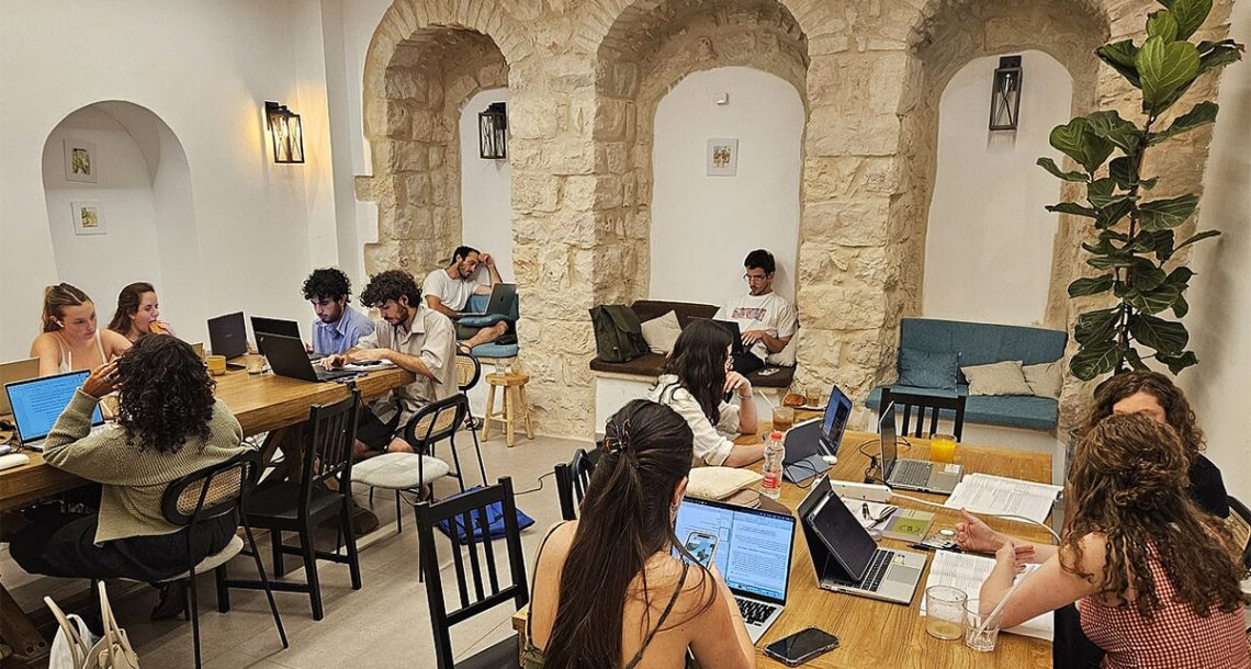 קפה בסמטה הירושלמי כבר לא ייפתח בשבתות, בעקבות המחאות