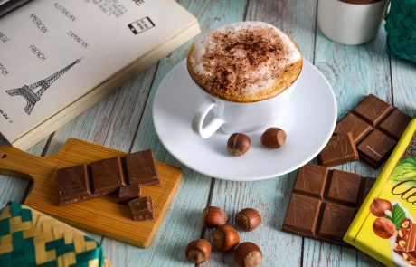 וניל, אגוזי לוּז או שוקולד שוויצרי – פוֹלי קפה בטעמים שמוסיפים טוויסט | סיפורי קפה