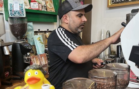 דור שלישי למשפחת קולֵי קפה מאיסטנבול: מאחורי הבר עם הבריסטה אלירן חיוּ
