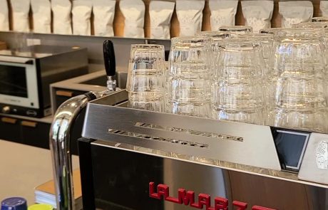 מטחנה חדשה של KinGrinder, פופ-אפים בבתי קפה ומבצעי בלאק פריידיי: חדשות הקפה