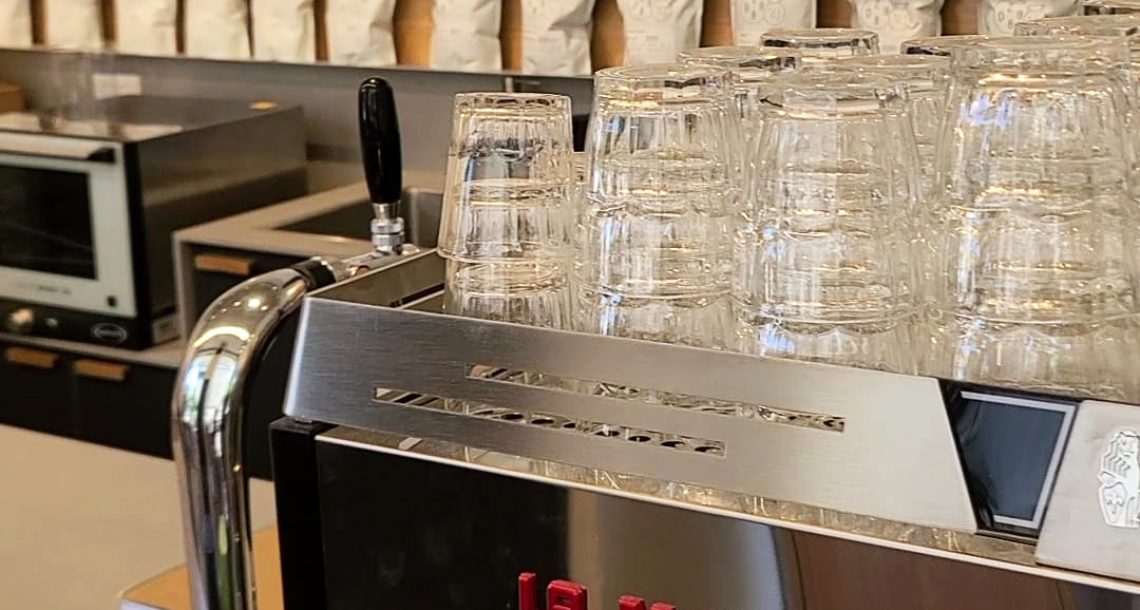 מטחנה חדשה של KinGrinder, פופ-אפים בבתי קפה ומבצעי בלאק פריידיי: חדשות הקפה