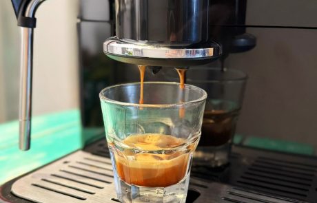 סקירה של Dr. Coffee H1: האם המכונות האוטומטיות של הדוקטור מתאימות גם למטבח הפרטי?