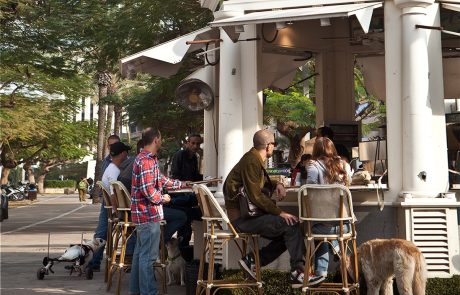 ככה נולדה (ונסגרה) "אספרסו בר", הרשת ששינתה את תרבות בתי הקפה של תל אביב – הרבה לפני הגל השלישי