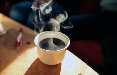 קפה נטול קפאין: טעם, הנאה וסודות שיטת המים השוויצריים | סיפורי קפה
