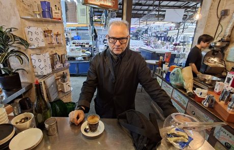 שני אמריקנו בבוקר, לפעמים אפוגטו: קצר על הבר עם מאסטרו ניר ברנד