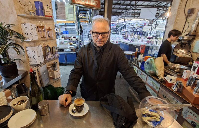 שני אמריקנו בבוקר, לפעמים אפוגטו: קצר על הבר עם מאסטרו ניר ברנד