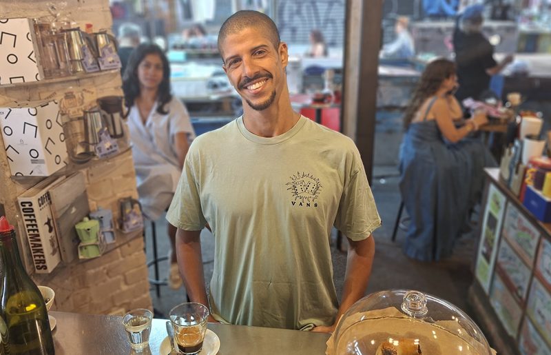 אספרסיוניזם: קצר על הבר עם הרקדן אורי משה עפרי – "אני והקפה נגד העולם"
