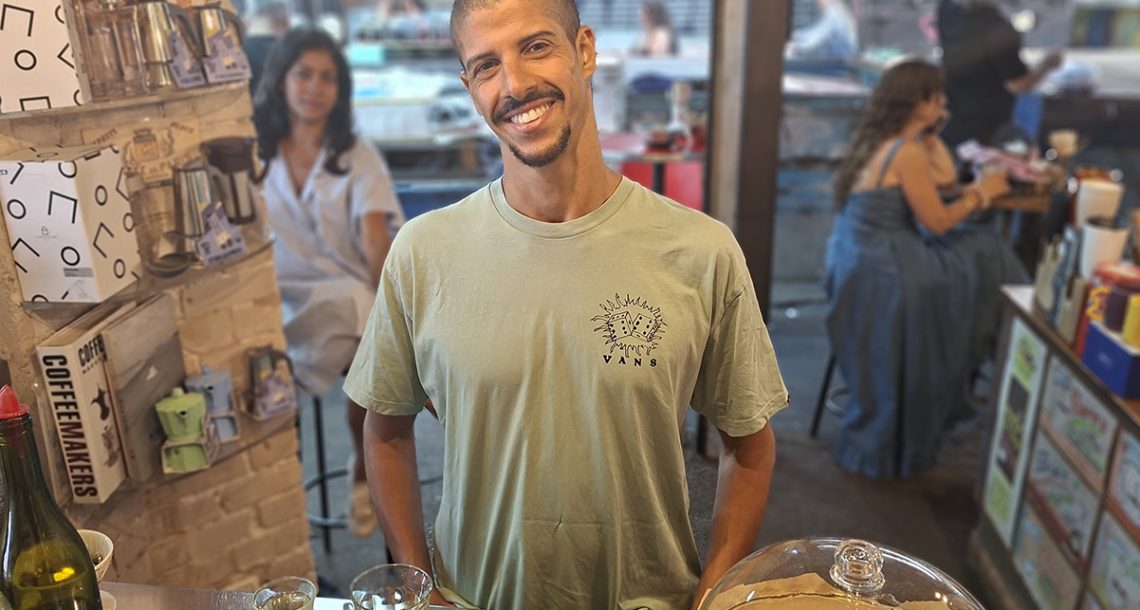 אספרסיוניזם: קצר על הבר עם הרקדן אורי משה עפרי – "אני והקפה נגד העולם"