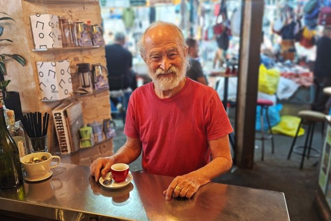 "לא אוהב חלב ותחליפים, וגם לא חמיצות של ערביקה": קצר על הבר עם הצלם צחי אוסטרובסקי