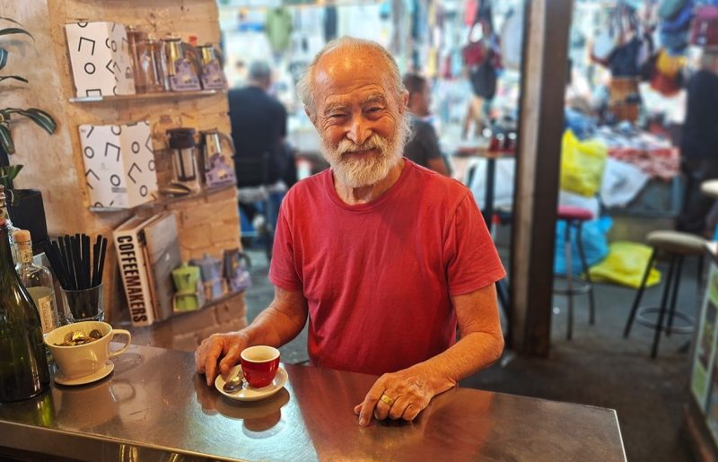 "לא אוהב חלב ותחליפים, וגם לא חמיצות של ערביקה": קצר על הבר עם הצלם צחי אוסטרובסקי