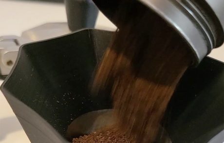 להכין קפה בלי ללכלך את השיש: התוספת החדשה למקינטה שלכם