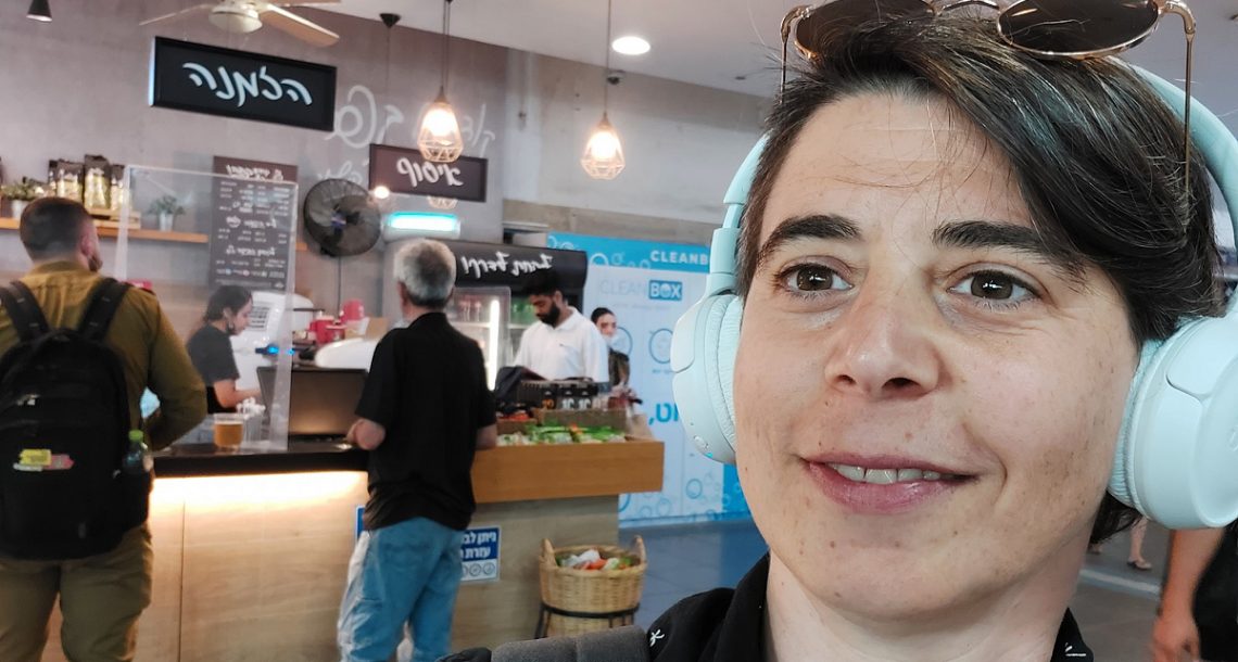 בזכותה השלטים בבית הקפה כבר לא פונים רק לגברים: "לשפה יש משמעות"