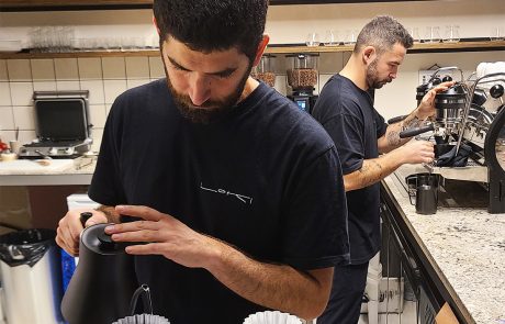 קפה לוֹקי: בית קפה ספיישלטי חדש בפלורנטין שמחובר לקרקע