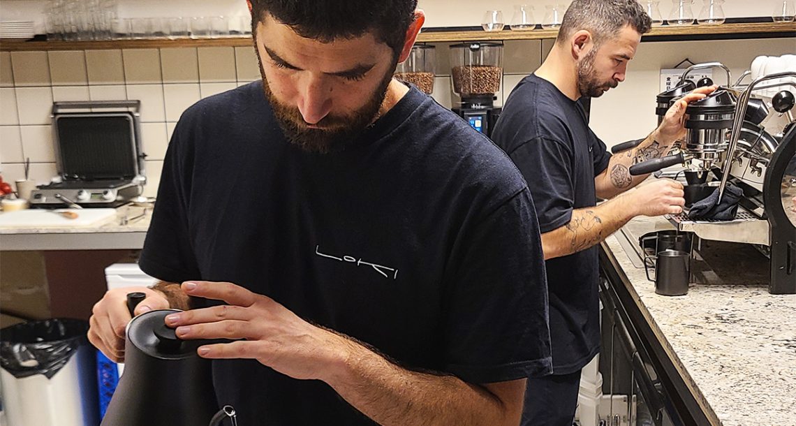 קפה לוֹקי: בית קפה ספיישלטי חדש בפלורנטין שמחובר לקרקע